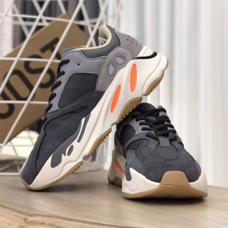 아디다스 남여공용 이지부스트 700 18128-5