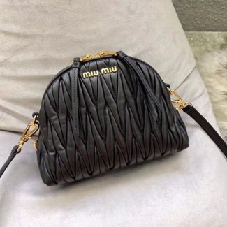 미우미우 마틀라세 스몰 숄더백 5BH092 블랙