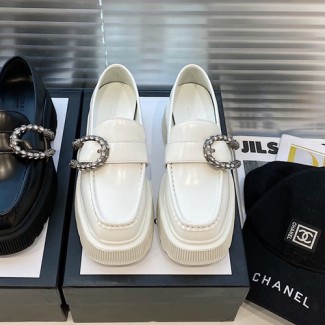 구찌 타이거 헤드 장식의 여성용 로퍼  627289 화이트